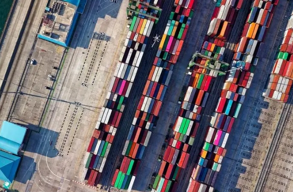 非洲貨運(yùn)代理作為中非貿(mào)易的重要一環(huán)，既面臨著挑戰(zhàn)也擁抱著機(jī)遇