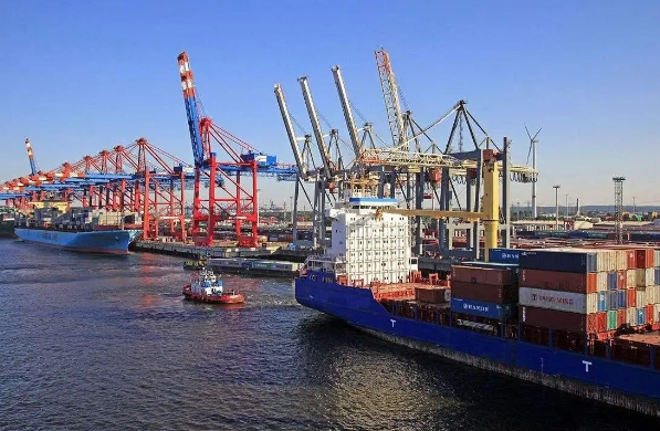 在全球化浪潮推動下，國際海運作為連接世界的橋梁其重要性不言而喻